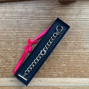 New Victoria’s Secret Angel Wing Gold Colored Chainlink Bracelet